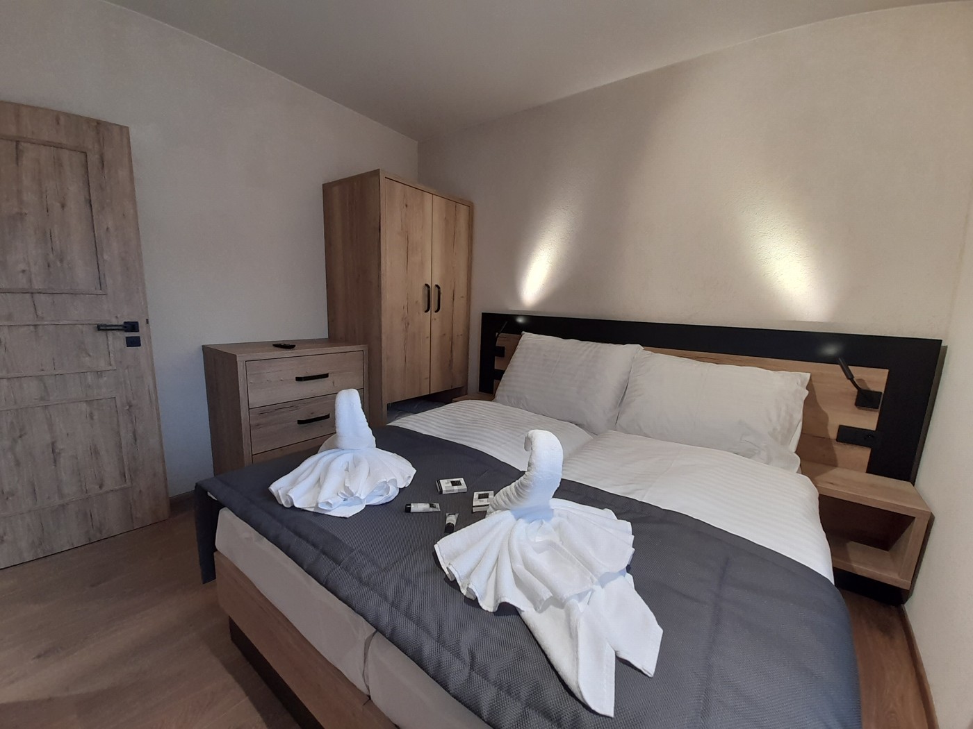 Apartmán „Tvrz Žumberk" č.6 – dvoulůžkový s terasou